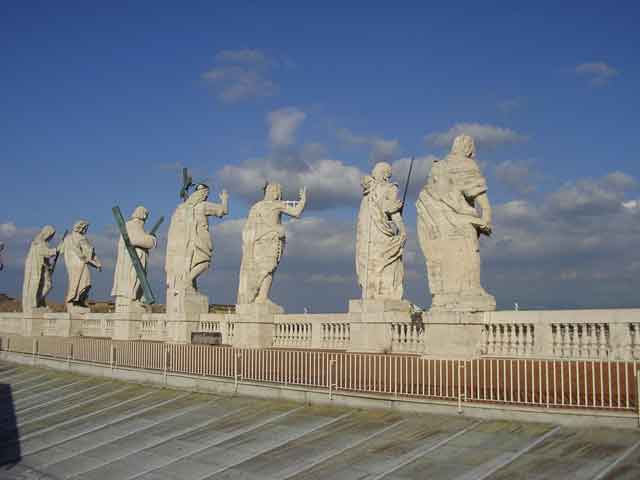 Статуи апостолов