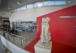 В воздушной гавани Неаполя установили скульптуры