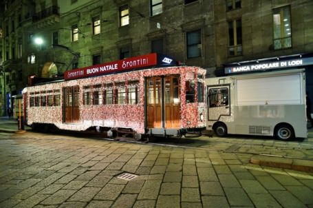 Рождественский трамвайчик Санта-Клауса совершает турне по Милану